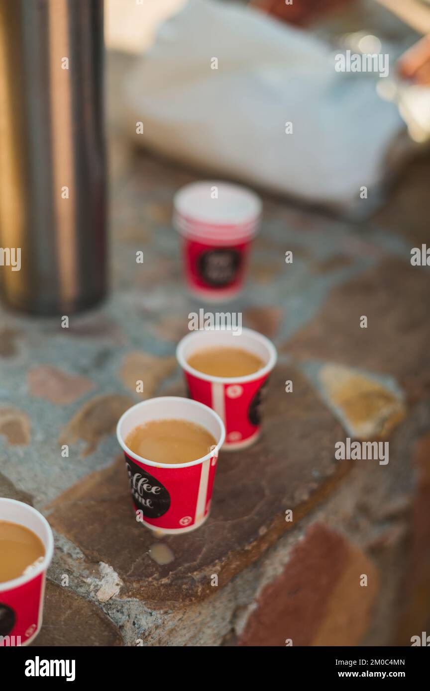Indischer Masala-Chai-Gewürztee mit Wasserkocher, Samosa und Gewürzen auf dunklem Hintergrund. Café, Bar, Restaurant, Hotelkonzepte. Stockfoto