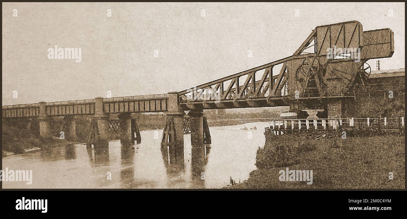 Frühe Fotografie - die Brücke zum Anheben von Gegengewichten, die die G.W.R.-Eisenbahn über den Fluss Towy trägt. Stockfoto