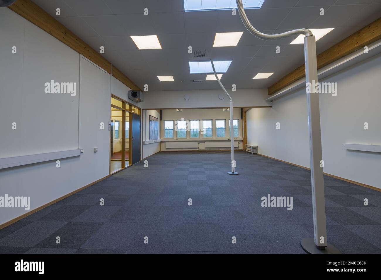 Blick auf große, moderne, leere Büroflächen mit weißen Wänden. Vermietstation. Schweden. Stockfoto