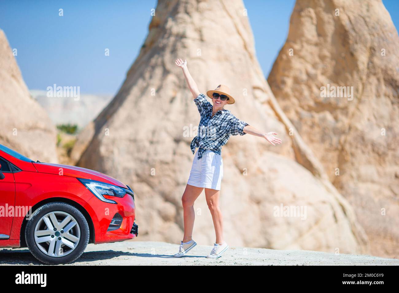 Junge glückliche Frau im Urlaub mit dem Auto in Kappadokien. Höhlenformationen. Stockfoto