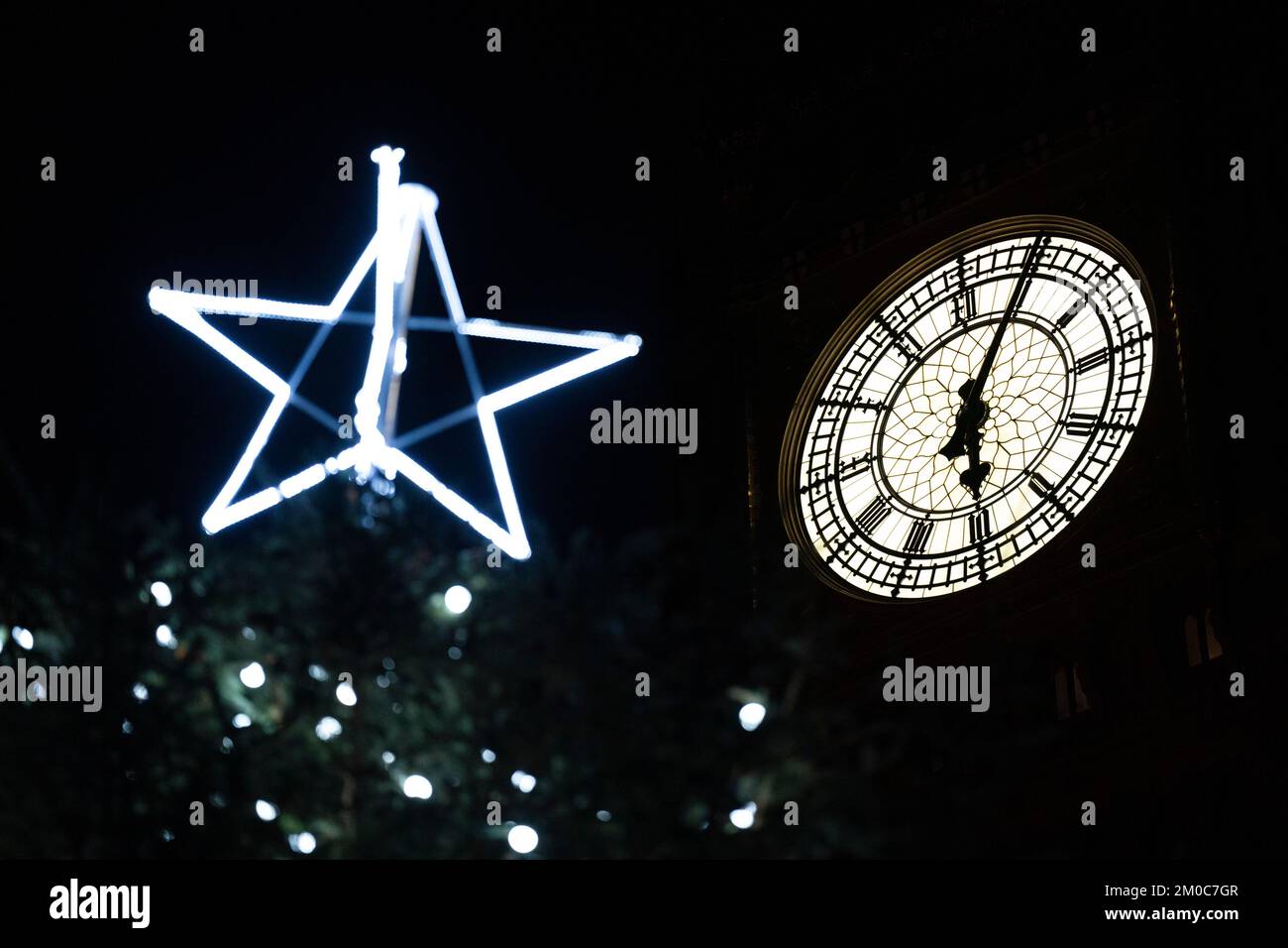 Der Weihnachtsbaum im New Palace Yard, auf dem Parlamentsgebäude in Westminster. Foto: Montag, 5. Dezember 2022. Stockfoto