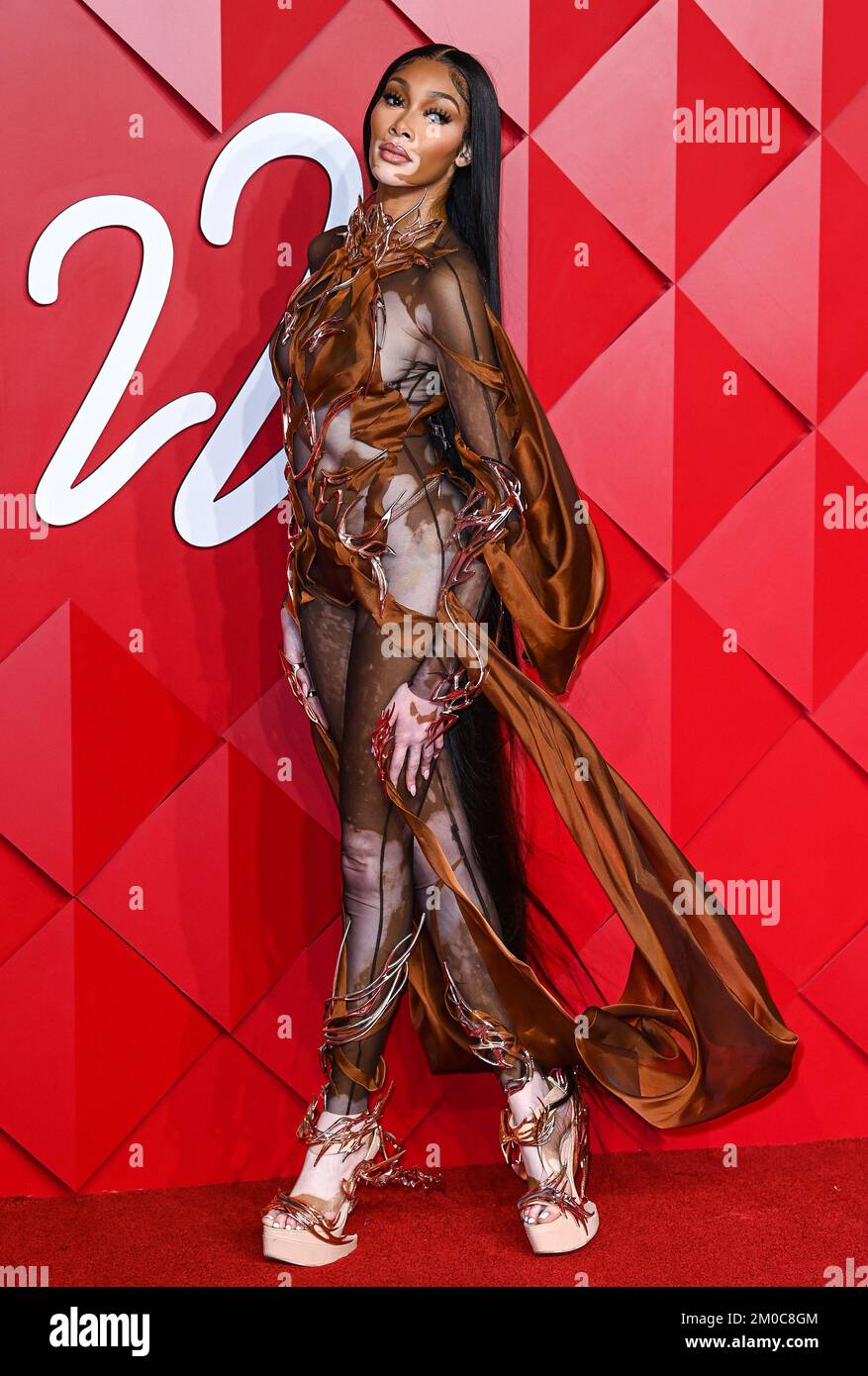 NUR REDAKTIONELLE VERWENDUNG Winnie Harlow trägt bei den British Fashion Awards in der Royal Albert Hall, London, das Magnum Vegan Dress, entworfen von Iris van Herpen, dem weltweit ersten veganen Haute Couture-Kleid aus Kakaobohnen. Foto: Montag, 5. Dezember 2022. Stockfoto