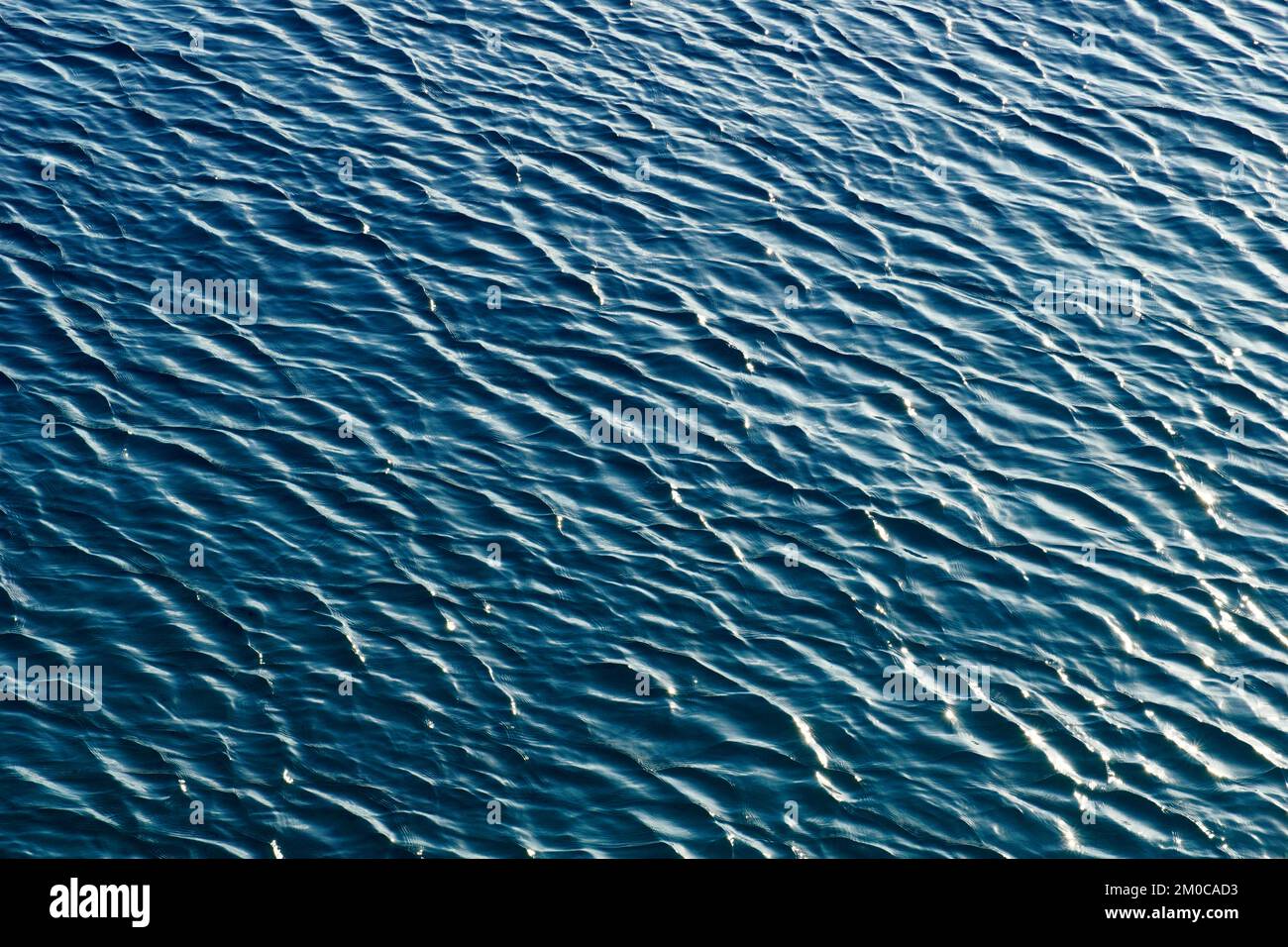 Hellblauer Farbverlauf abstrakter Hintergrund der welligen Meeresoberfläche Stockfoto