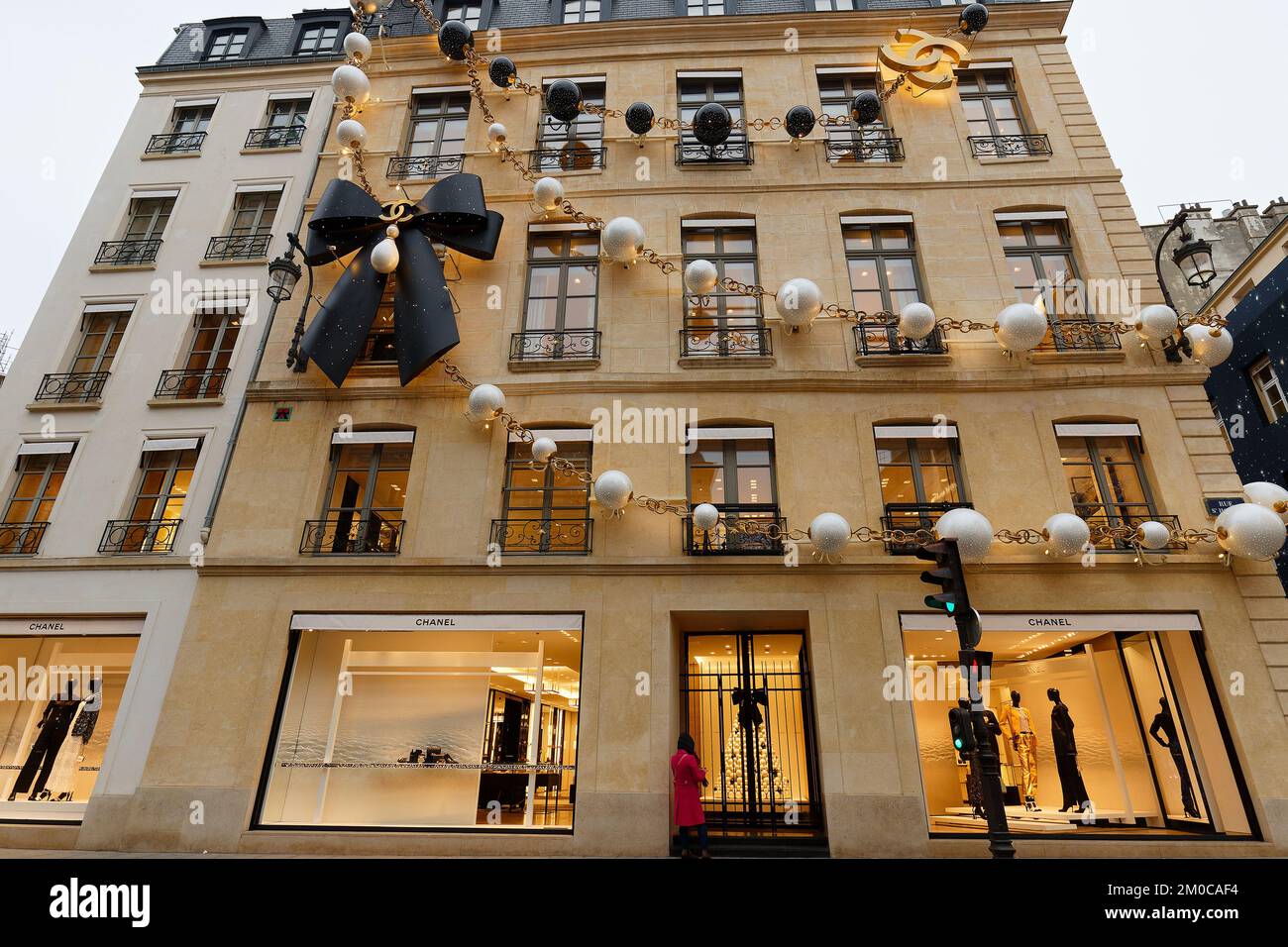 Paris, Frankreich - 04 . Dezember 2022 : : Blick auf die Fassade des Chanel Paris-Shops mit weihnachtsdekoration. Es liegt an der angesehenen Saint Honore Street in Stockfoto