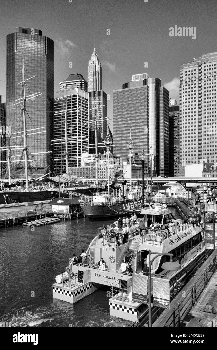 Pier 17 South Street Seaport mit Wassertaxi, Manhattan, New York, USA Stockfoto