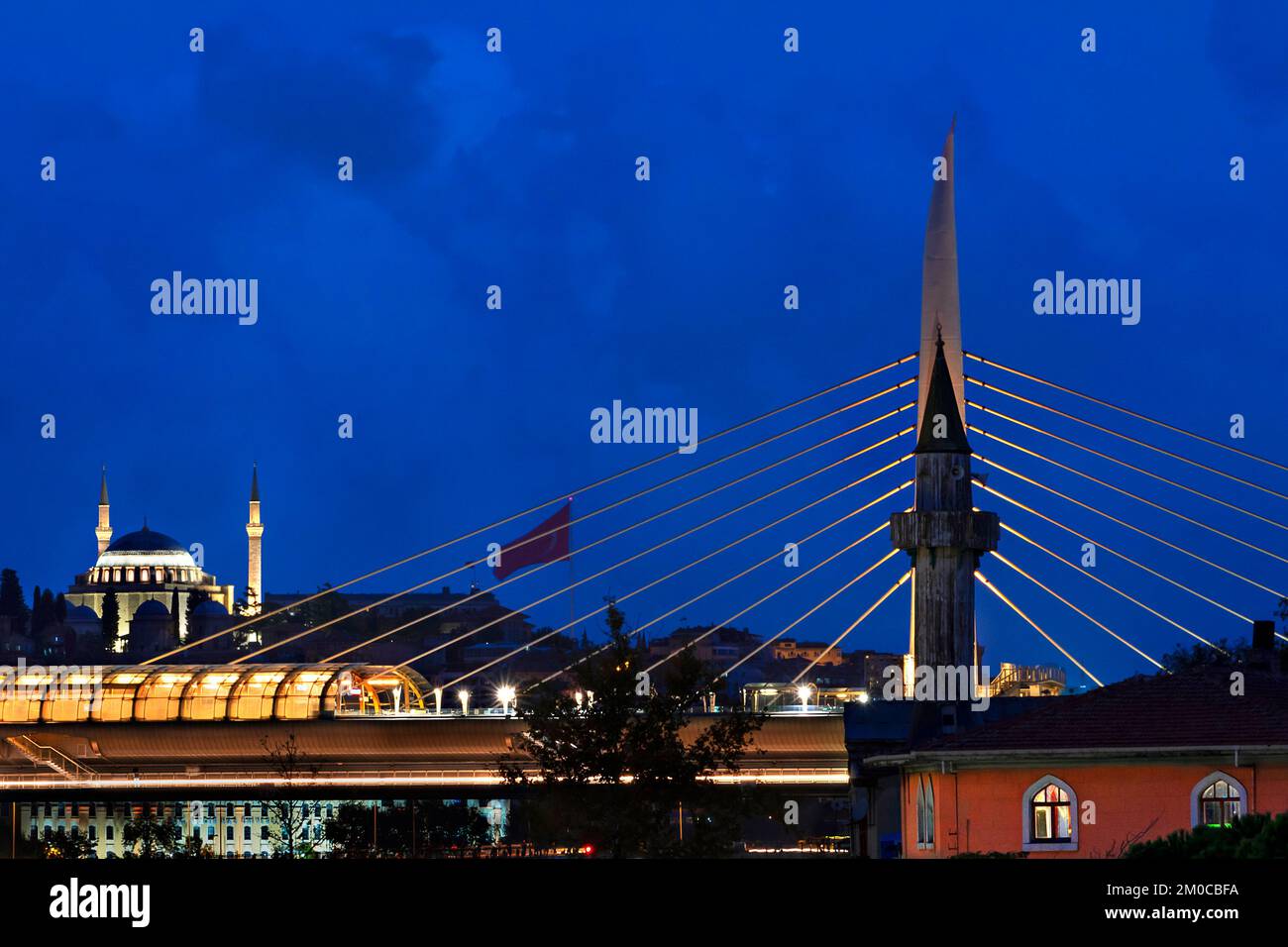 Sokollu Mehmet Pascha Moschee mit ihrem Minarett in Silhouette und Fatih Moschee im Hintergrund bei Tagesanbruch, im Goldenen Horn, Istanbul, Türkei Stockfoto