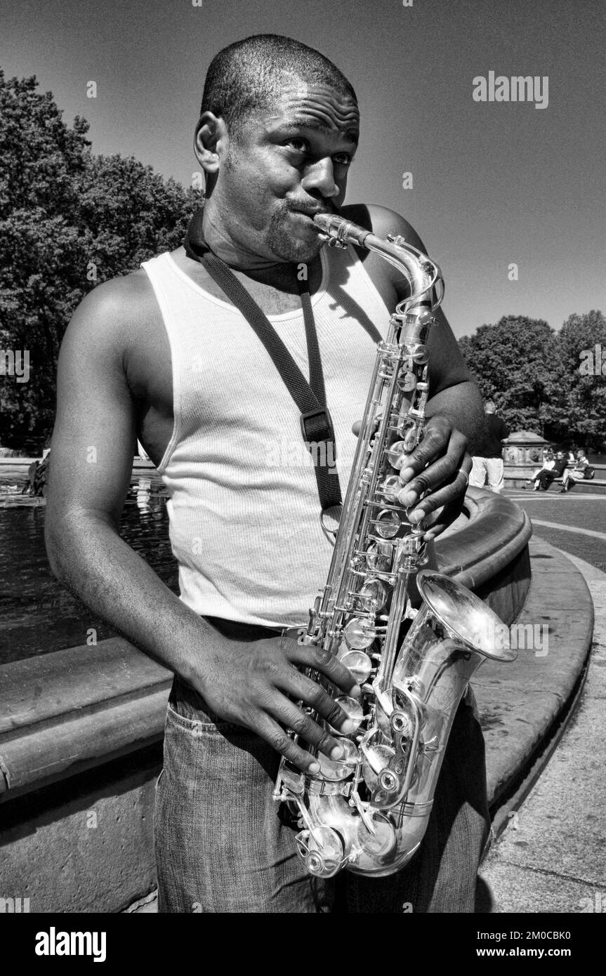 Ein Saxophonist, der auf der Bethesda Terrace im Central Park, Manhattan, New York, USA, unterwegs ist. Im Central Park. Straßenmusiker. Man kann Jazz in vielen Ecken hören Stockfoto