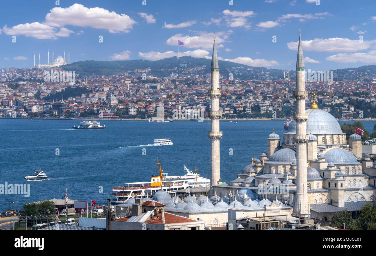 Skyline von Istanbul mit der Neuen Moschee im Vordergrund und Kamlica Moschee auf der asiatischen Seite im Hintergrund, Istanbul, Türkei. Stockfoto