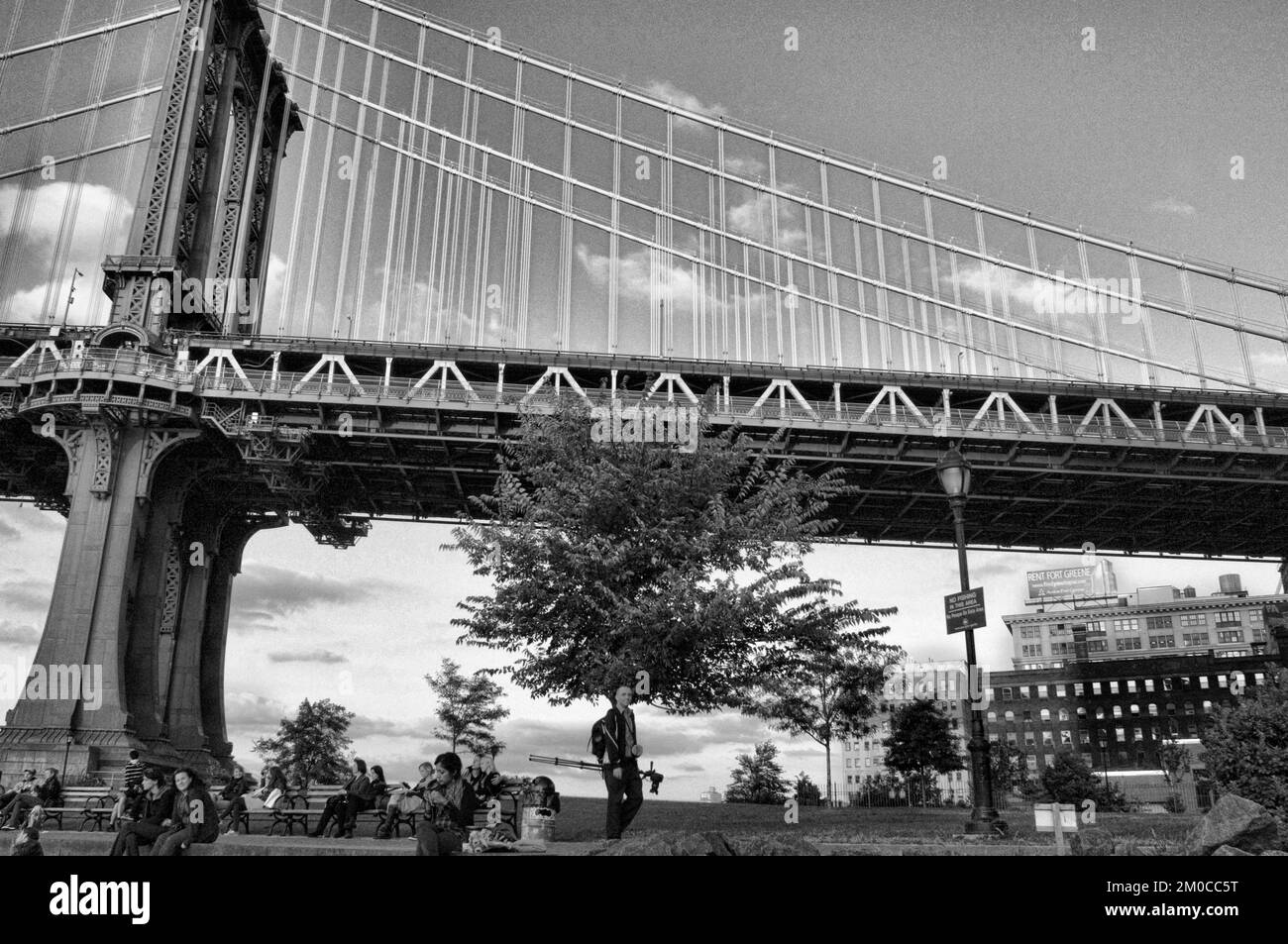 Ein Fotograf unter der Manhattan Bridge, Manhattan, New York Stockfoto