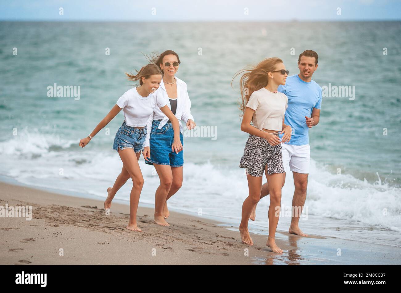 Happy Family am Strand während der Sommerferien Stockfoto