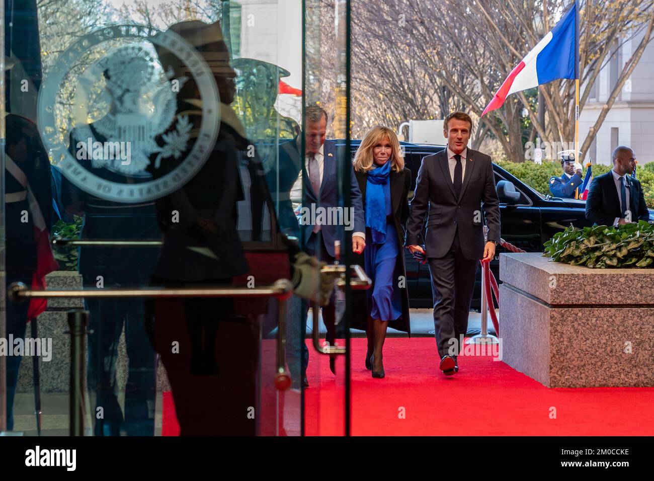 Der französische Präsident Macron und die französische First Lady Macron kommen zum Staatsessen. Der französische Präsident Emmanuel Macron und die französische First Lady Brigitte Macron kommen zum Staatsessen in den USA Außenministerium in Washington, D.C. am 1. Dezember 2022. Stockfoto