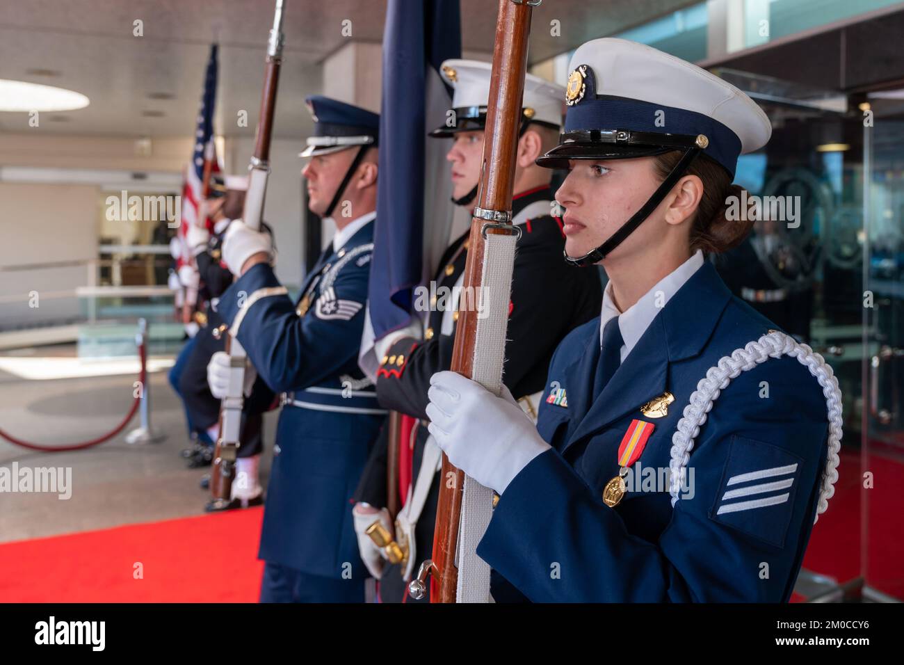 Außenminister Antony J. Blinks und Vizepräsident Kamala Harris veranstalten ein Staatsessen zu Ehren des französischen Präsidenten Emmanuel Macron in den USA Außenministerium in Washington, D.C. am 1. Dezember 2022. [Foto des Außenministeriums von Ron Przysucha] Stockfoto