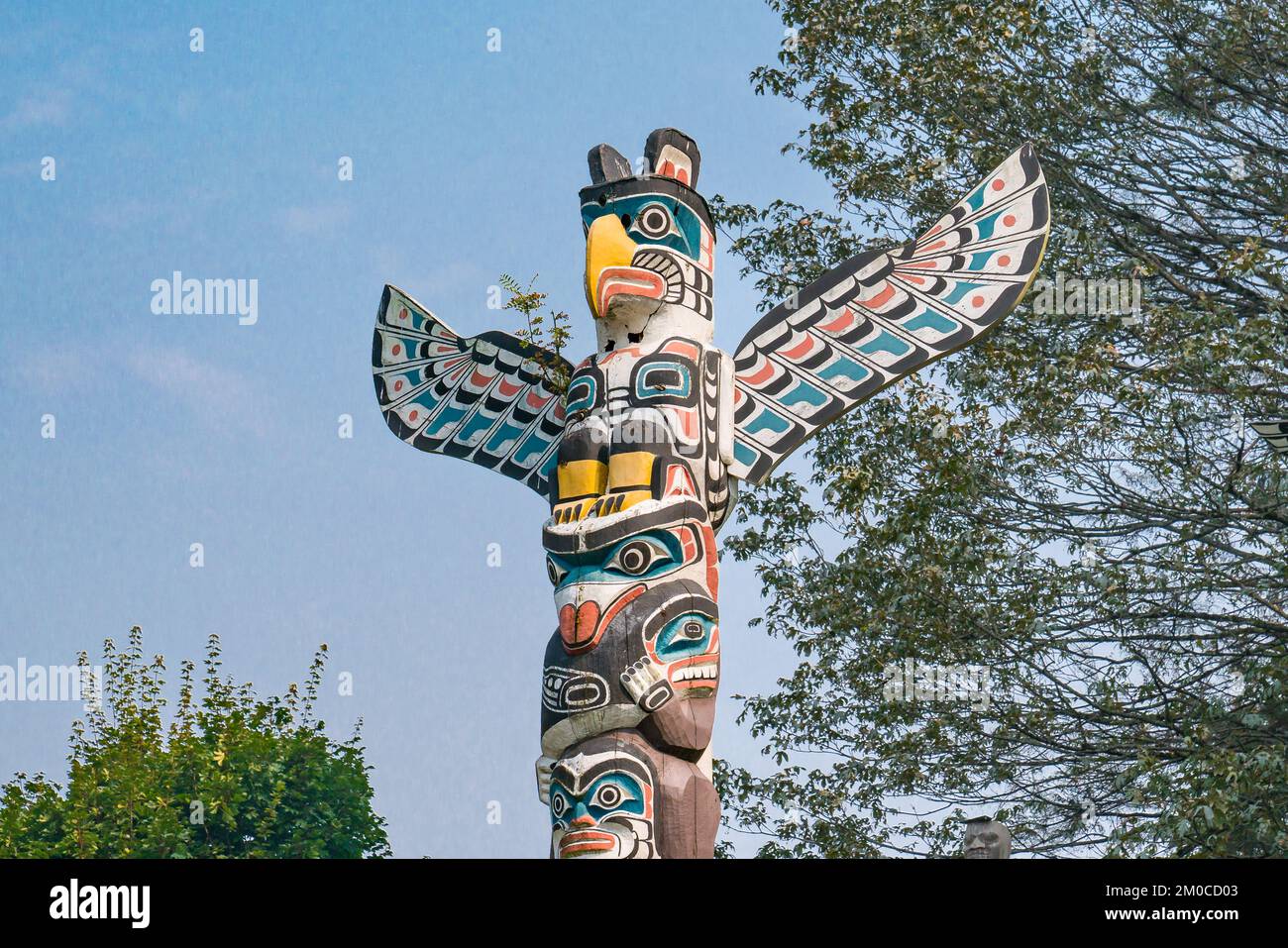 Vancouver, Kanada - 11. September 2022: Der Totempfahl im Staley Park ist einer von vielen Totempfählen der First Nations, die im Park ausgestellt werden. Stockfoto