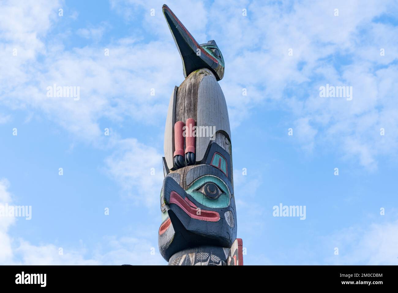 Ketchikan, AK - 9. September 2022: Einheimische Alaska Totem Pole Figur in Ketchikan, Alaska Stockfoto
