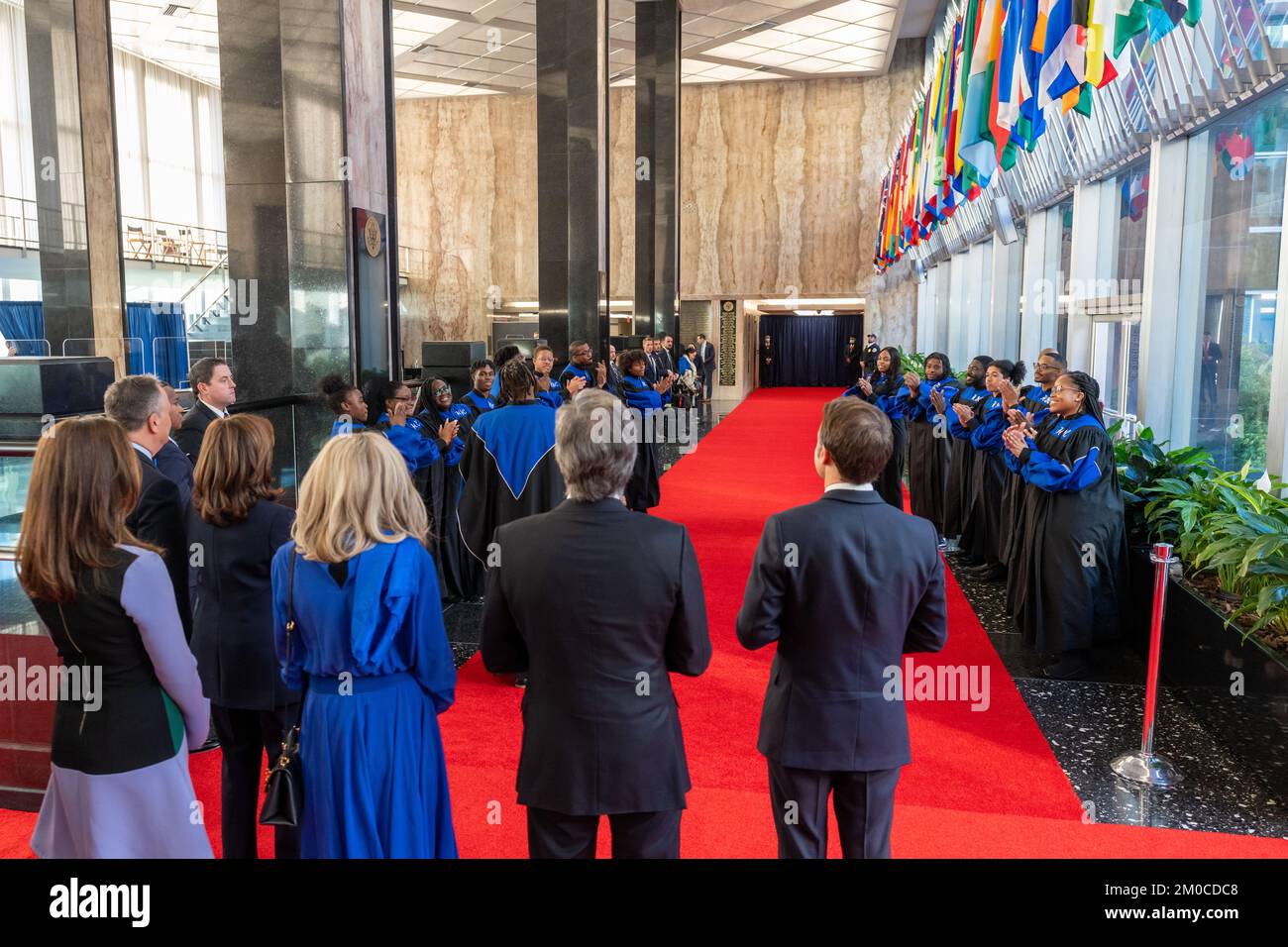 Außenminister Antony J. Blinks, Vizepräsident Kamala Harris, französischer Präsident Emmanuel Macron, französische First Lady Brigitte Macron, Evan Ryan und Zweiter Gentleman Doug Emhoff hören dem Chor zu, bevor sie zum Staatsessen zu Ehren des französischen Präsidenten der USA gehen Außenministerium in Washington, D.C. am 1. Dezember 2022. [Foto des Außenministeriums von Ron Przysucha] Stockfoto