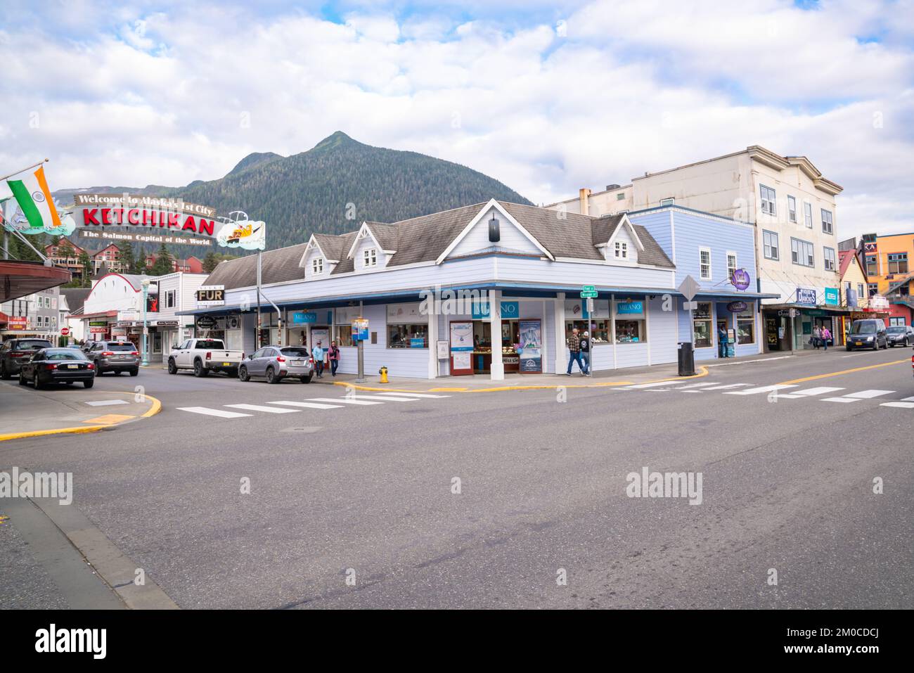 Ketchikan, AK - 9. September 2022: Geschäfte und Restaurants in der Innenstadt von Ketchikan, Alaska. Stockfoto