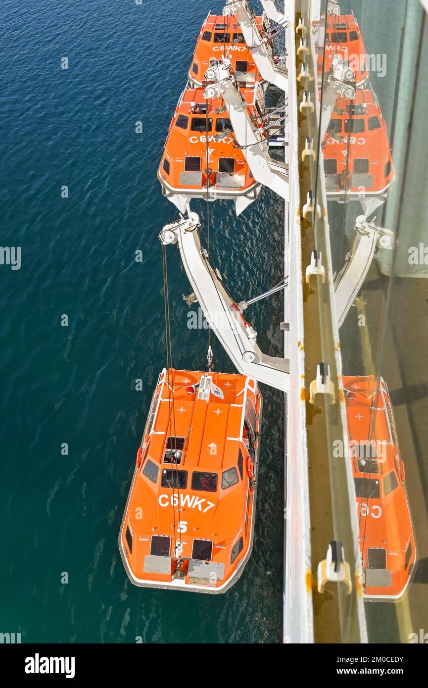 Argostili, Griechenland - Juni 2022: Rettungsboote werden von einem Kreuzfahrtschiff abgesenkt, um Passagiere an Land zu bringen und die Stadt und die Umgebung zu besuchen Stockfoto