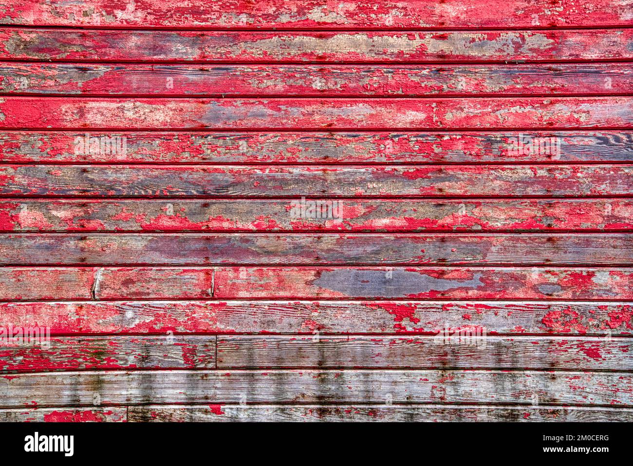 Altroter horizontaler verwitterter Hintergrund mit abblätternder Farbe Stockfoto