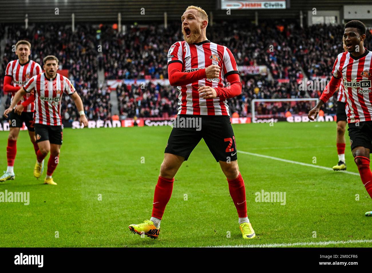 Alex Pritchard von Sunderland AFC feiert das zweite Tor seiner Seite gegen Millwall bei der EFL-Meisterschaft. Stockfoto