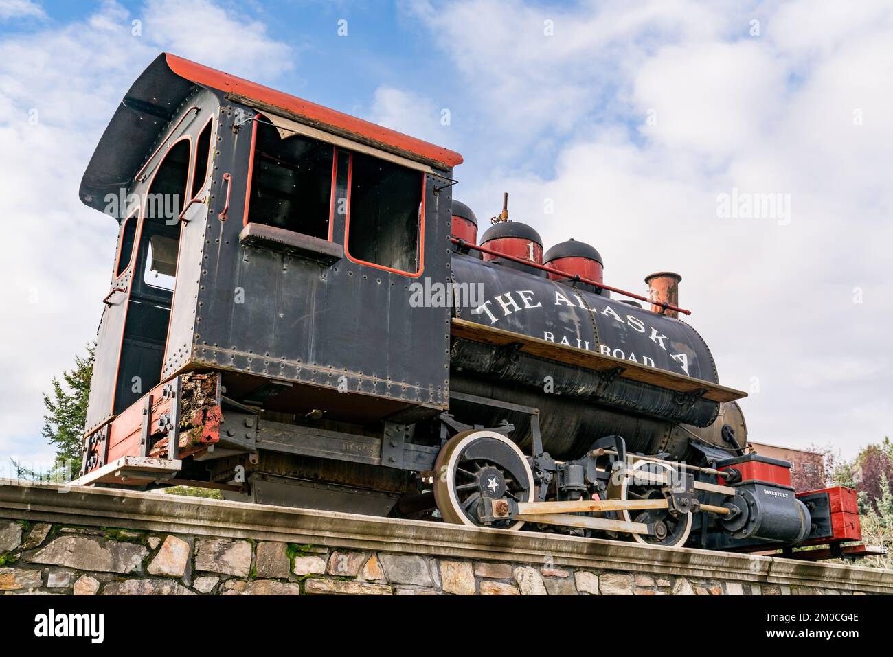 Anchorage, AK - 4. September 2022: Alte antike Alaska Railroad Locomotive Nummer 1 außerhalb des Anchorage Railroad Depot Stockfoto