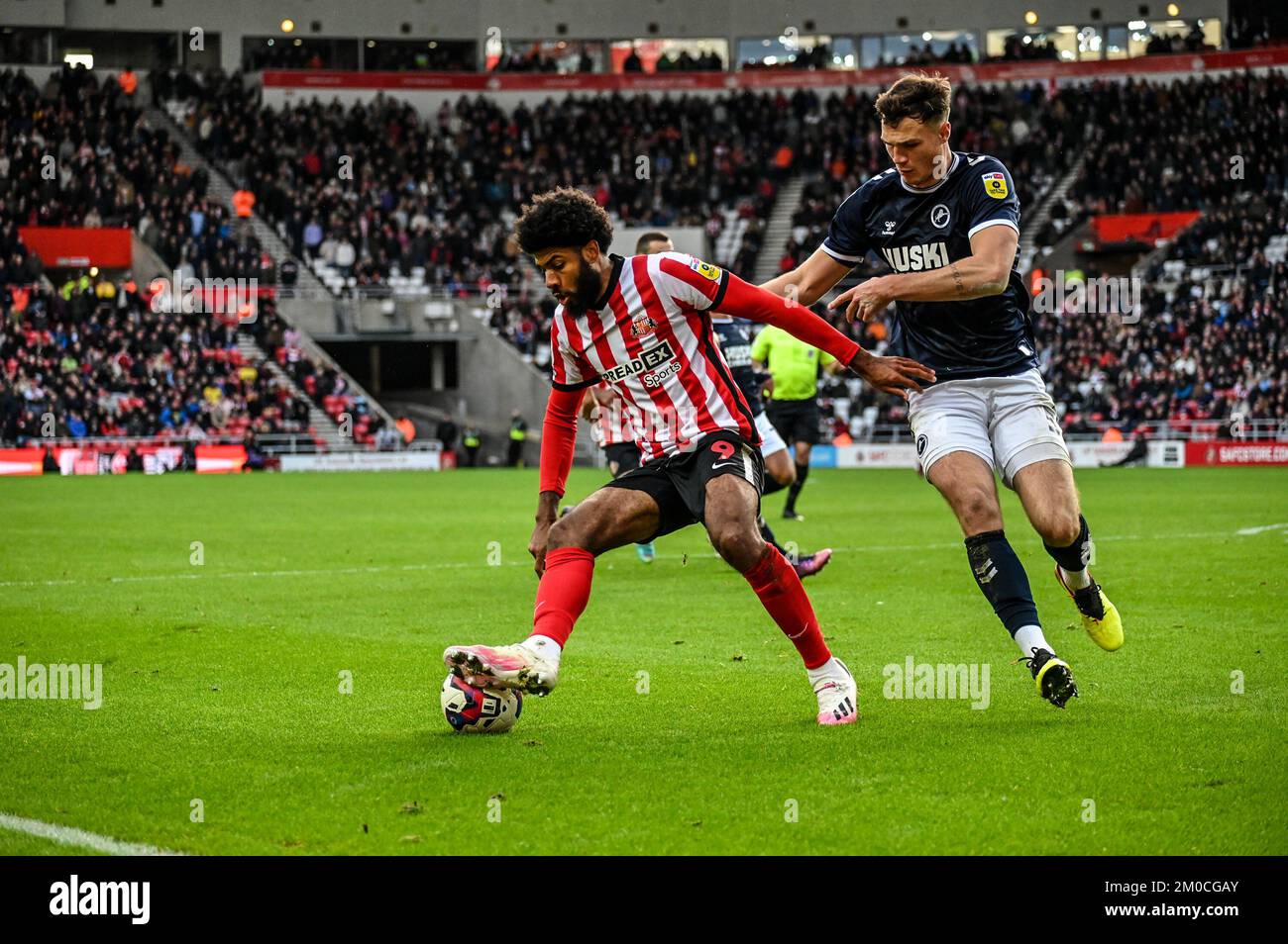 Ellis Simms von Sunderland AFC schützt den Ball bei der EFL-Meisterschaft vor dem Millwall-Verteidiger Jake Cooper. Stockfoto