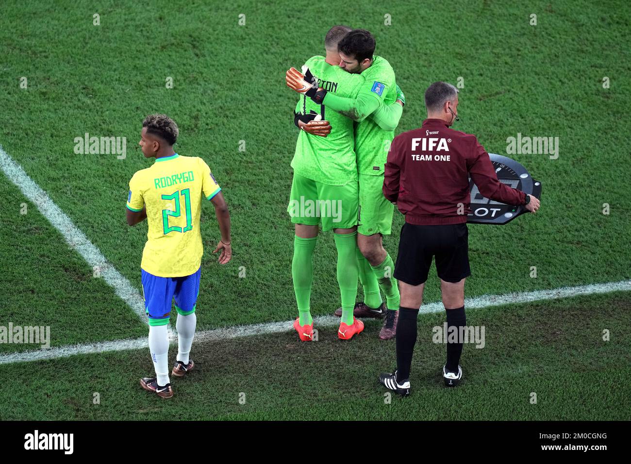 Brasilianischer Torhüter Alisson (rechts) wird während der sechzehnten FIFA-WM-Runde im Stadium 974 in Doha, Katar, durch Mannschaftsfreund Weverton ersetzt. Foto: Montag, 5. Dezember 2022. Stockfoto
