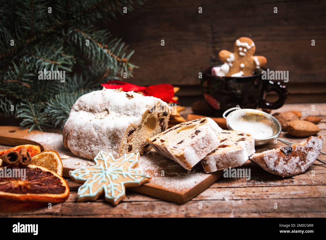 Obstbrot mit Zimt und getrocknete Früchte mit Winter festlich Symbole für Weihnachten und Neujahr auf dem rustikalen Holz Tabelle Stockfoto