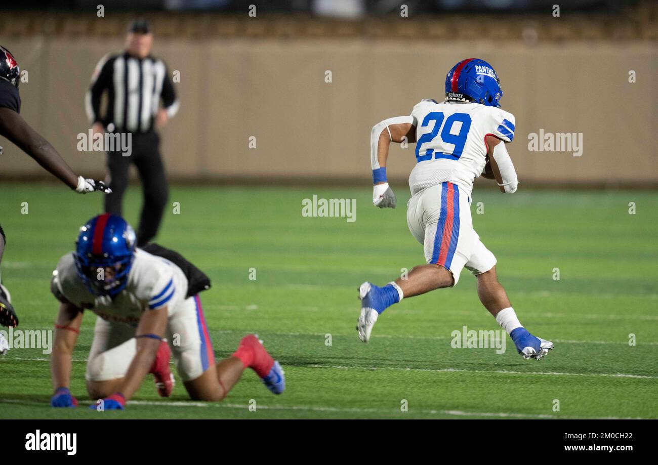 Georgetown Texas, USA, Dezember 3 2022: Duncanville High School Running Back Caden Durham (Nr. 29) trägt den Ball während eines Viertelfinalspiels der University Scholastic League (UIL) im Playoff in Zentral-Texas. ©Bob Daemmrich Stockfoto