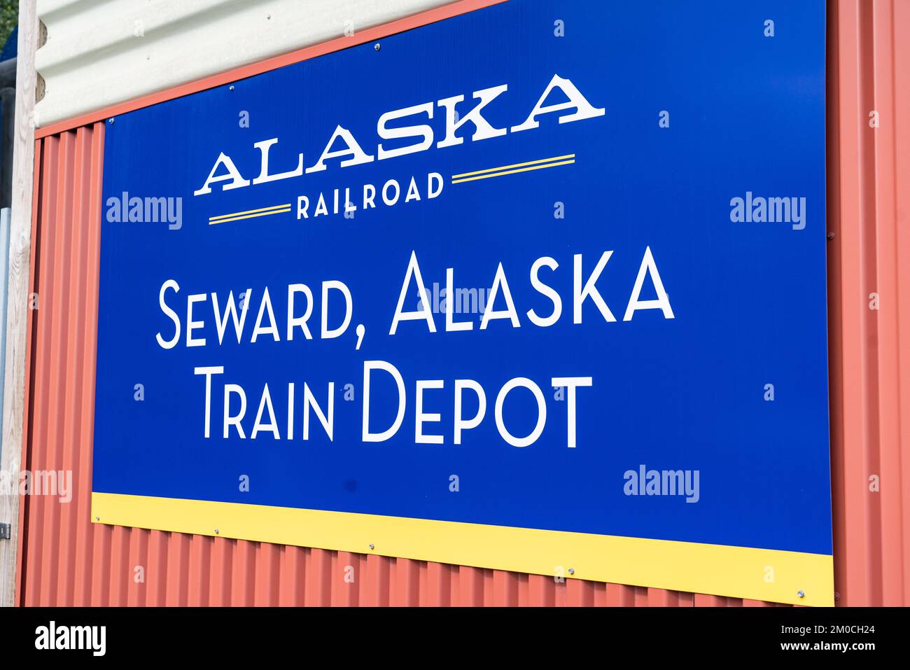 Seward, AK - 1. September 2022: Schild vor dem Seward Bahnhof der Alaska Railroad Stockfoto