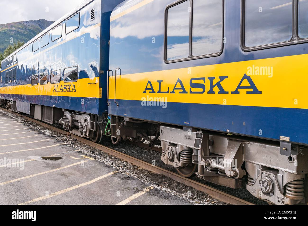 Seward, Alaska - 1. September 2022: Ein Personenzug der Alaska Railroad wartet auf die Abfahrt vom Seward Bahnhof. Stockfoto