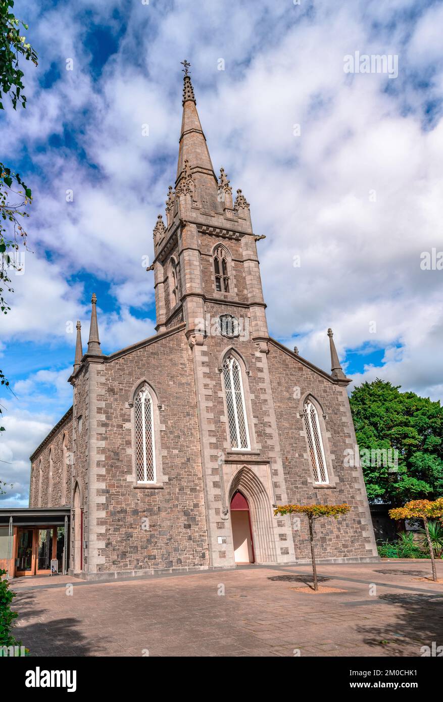 Die Fassade der katholischen Kirche St. Sylvester im Zentrum von Malahide, in Irland. Stockfoto