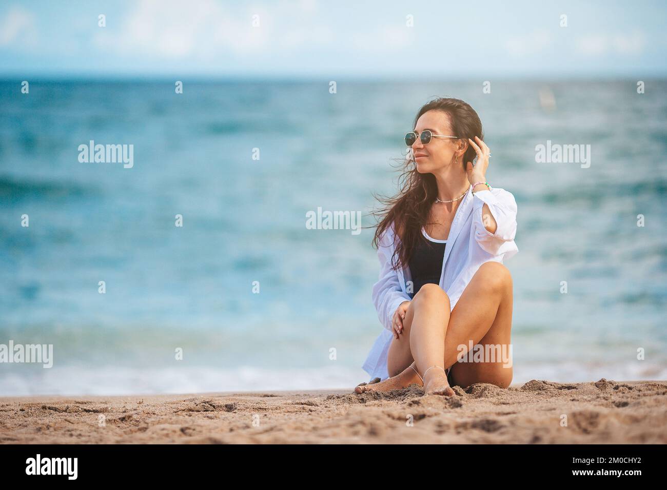 Junge schöne Frau am Strand entspannen Stockfoto