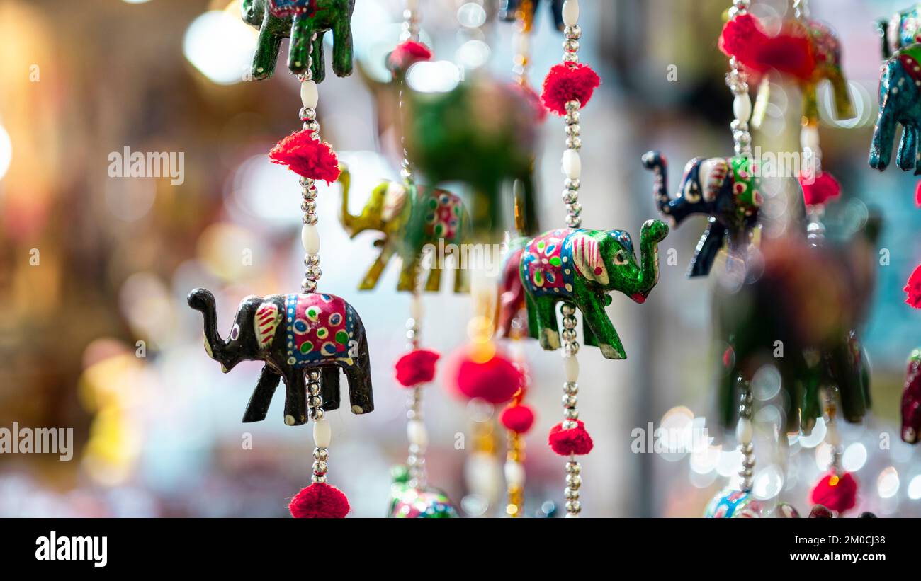 Wunderschöne farbenfrohe, handgefertigte Windspiele mit Glocken, dekoriertes Spielzeug-Elefantenmodell Rajasthan India. Dekorative Tür, Wandbehänge mit Spiegel und Perlen Stockfoto