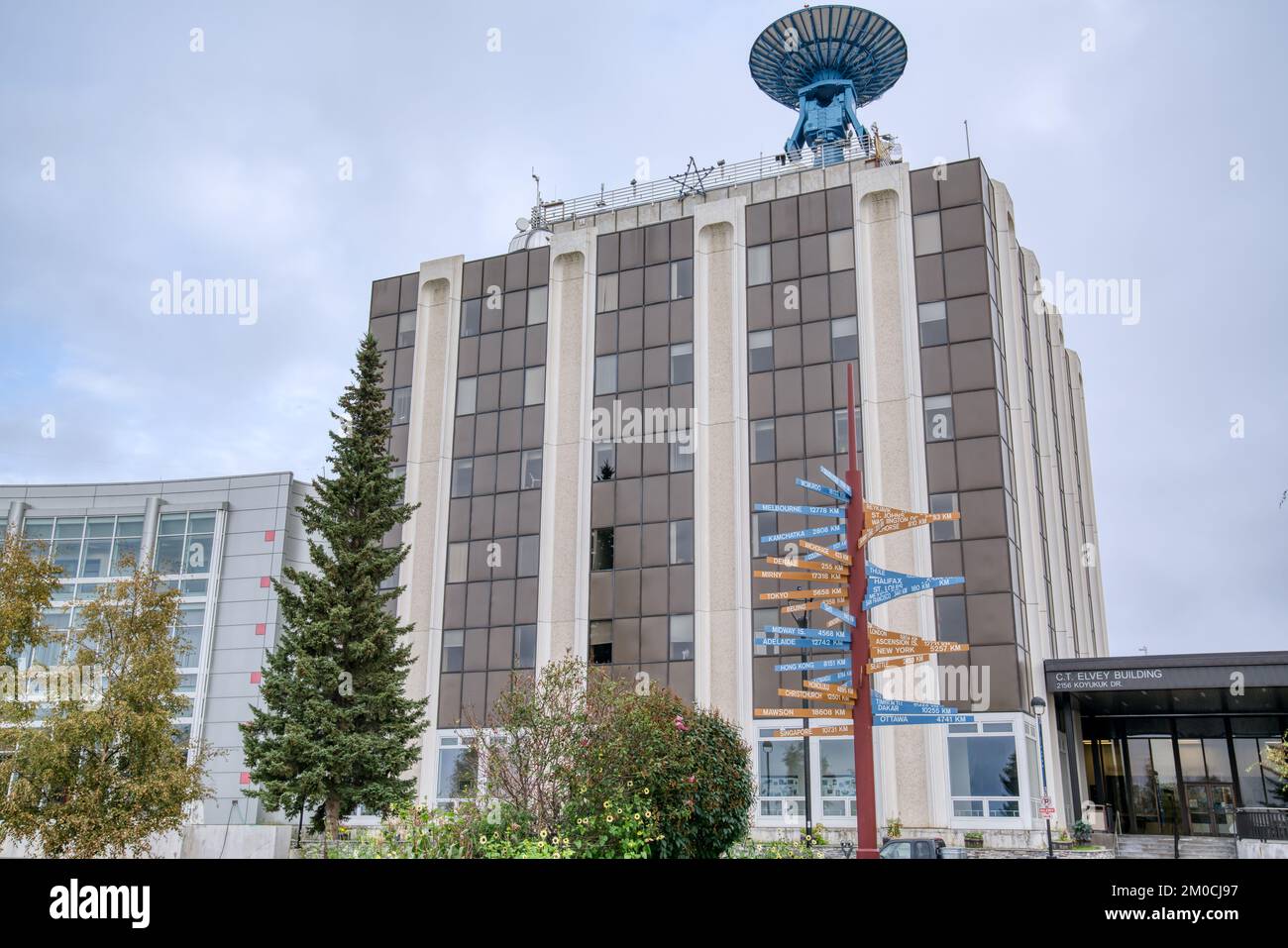 Fairbanks, AK - 28. August 2022: Außenansicht des C. T. Elvey Building an der University of Alaska in Fairbanks, dem Sitz des Geophysical Institute Stockfoto