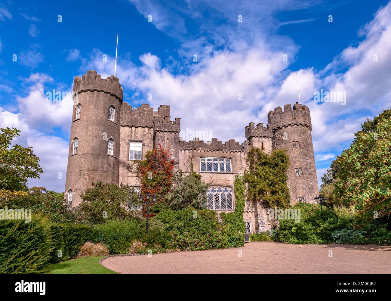 Das Malahide Castle liegt im öffentlichen Regionalpark in der Nähe des Dorfes Malahide, 14 km nördlich des Zentrums von Dublin in Irland. Stockfoto