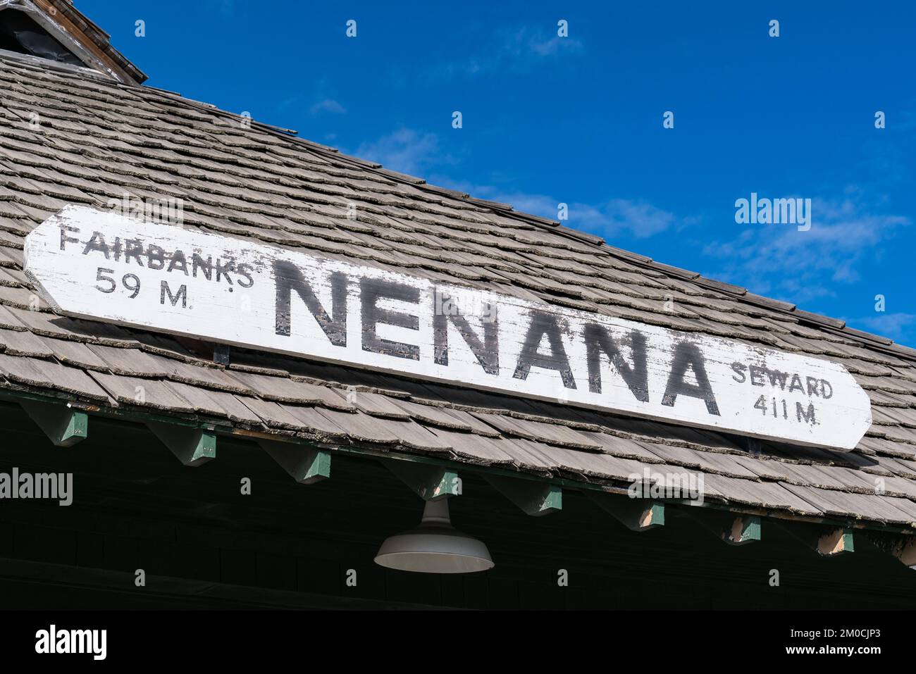 Nenana, AK - 28. August 2022: Schild am alten Nenana Bahnhof im Dorf Nenana Stockfoto