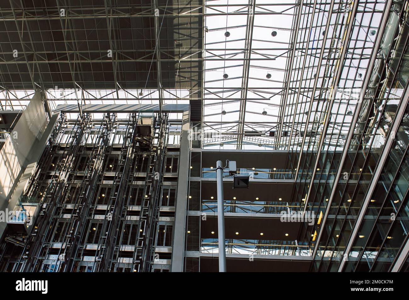 Helsinki, Finnland - 22. August 2022: Sanomatalo ist ein Bürogebäude. Zeitungshaus in modernem Design. Innenansicht des Gebäudes mit Glasfenstern Stockfoto