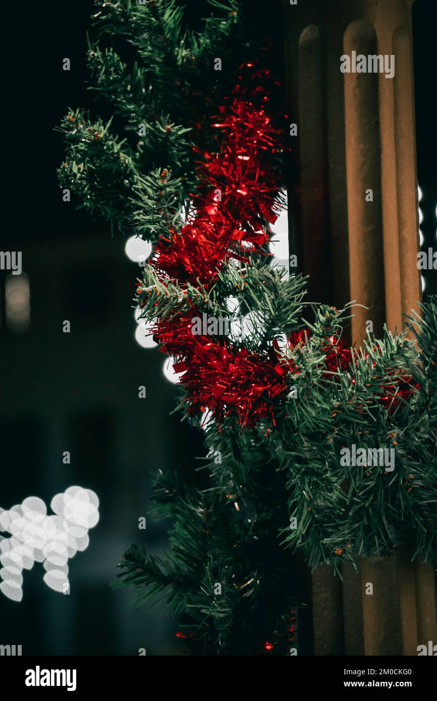 Weihnachtsdekorationen auf dem Weihnachtsmarkt in Asti, Italien Stockfoto