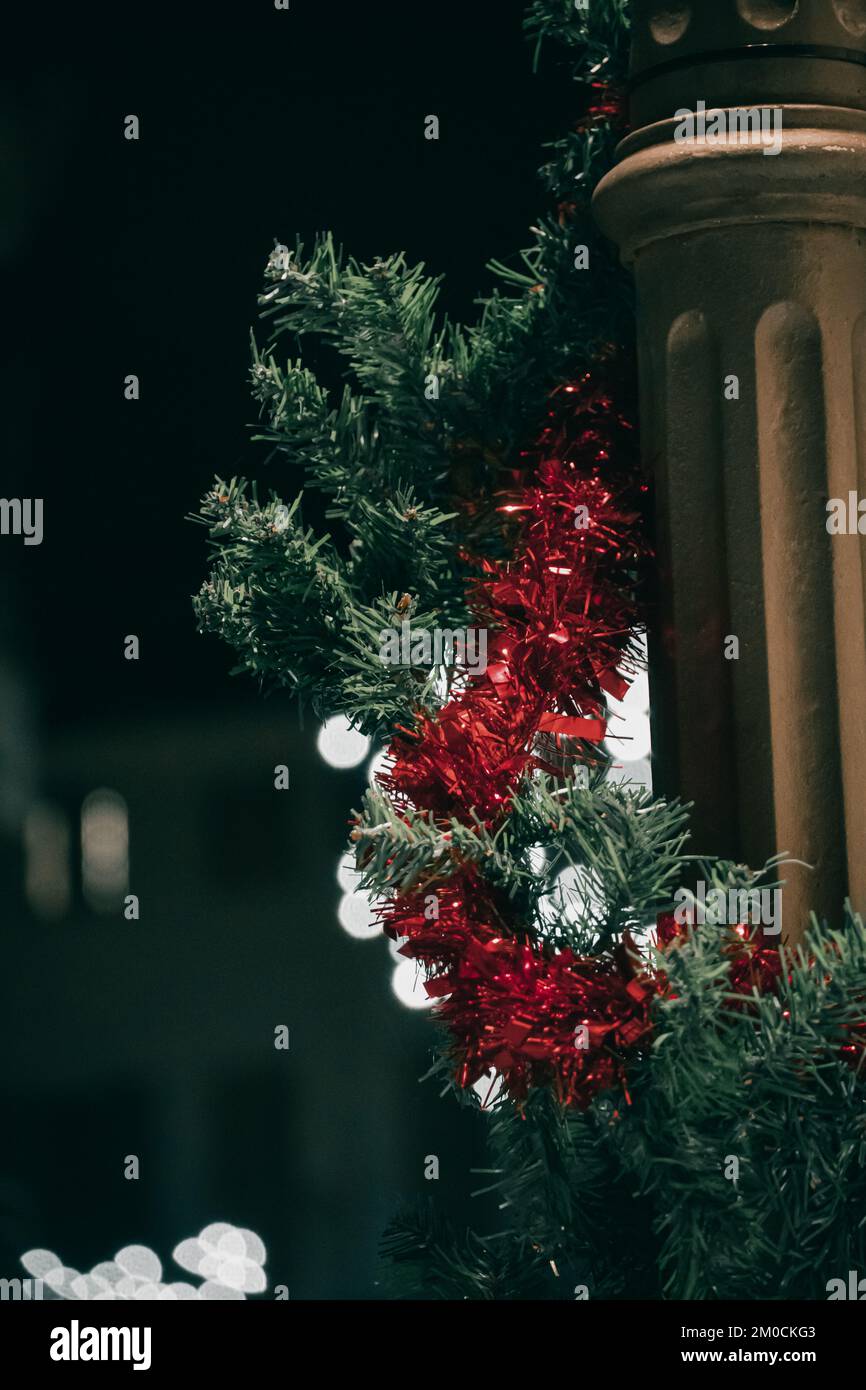 Weihnachtsdekorationen auf dem Weihnachtsmarkt in Asti, Italien Stockfoto