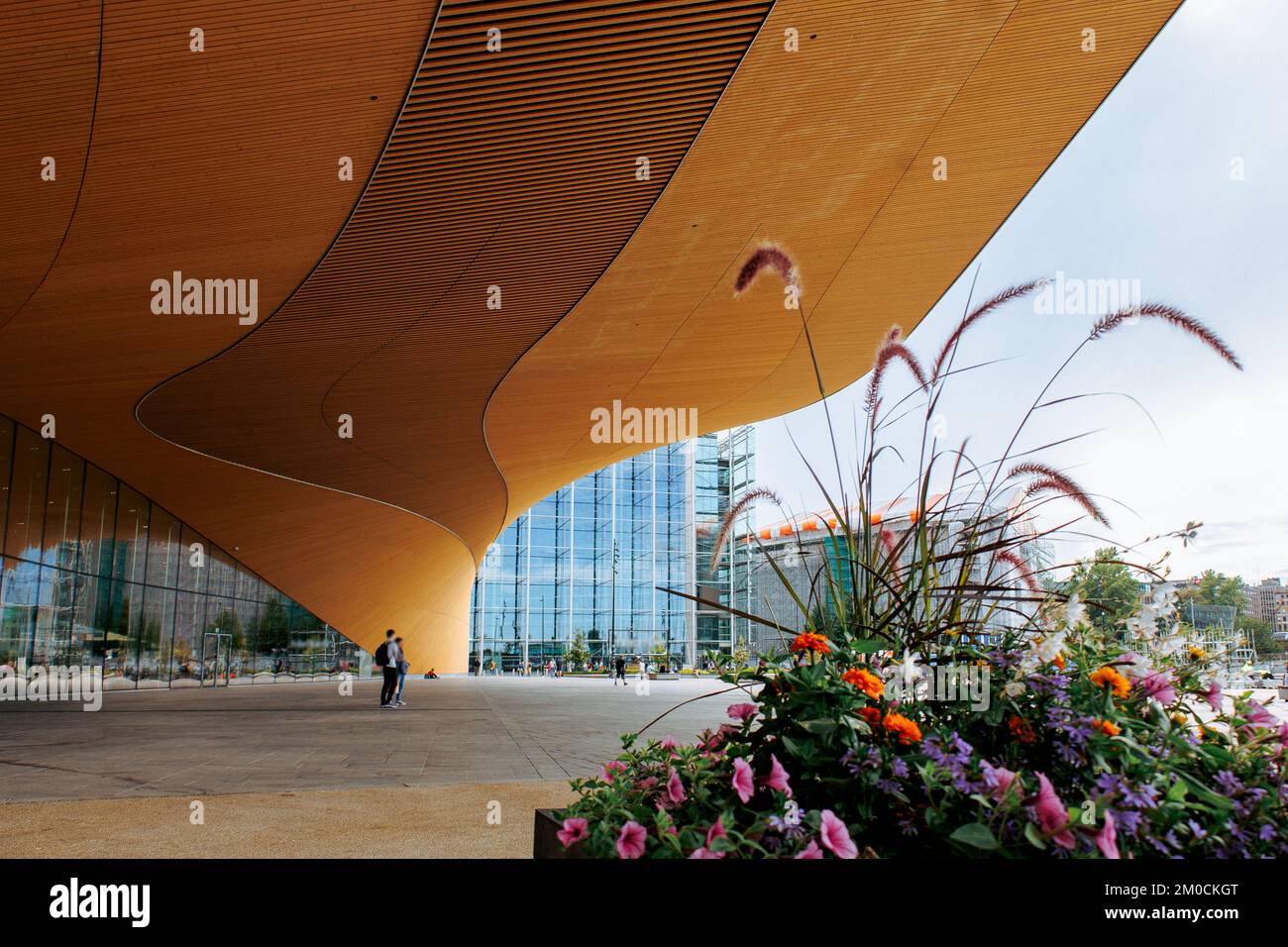 Helsinki, Finnland - 22. August 2022: Helsinki Central Library Oodi mit kreisförmigem Holzdach und Glasfenstern. Lebendiger Treffpunkt mit einer Reihe von Dienstleistungen in modernem Design am Kansalaistori Platz. Stockfoto