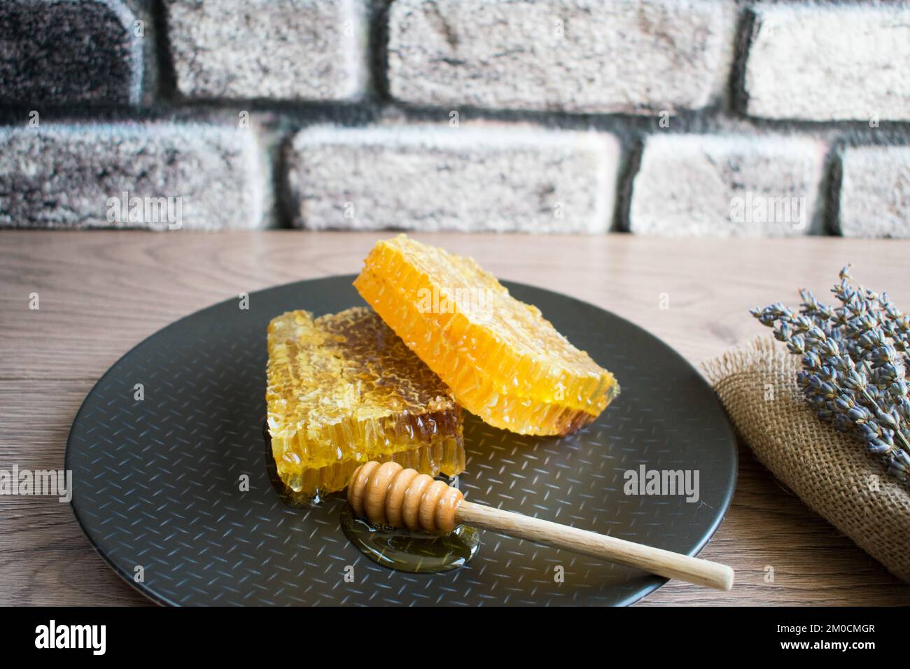 Konzept mit frischen Waben, Waben und Bienenprodukten, natürliche Bio-Zutaten auf dem Tisch. Stockfoto