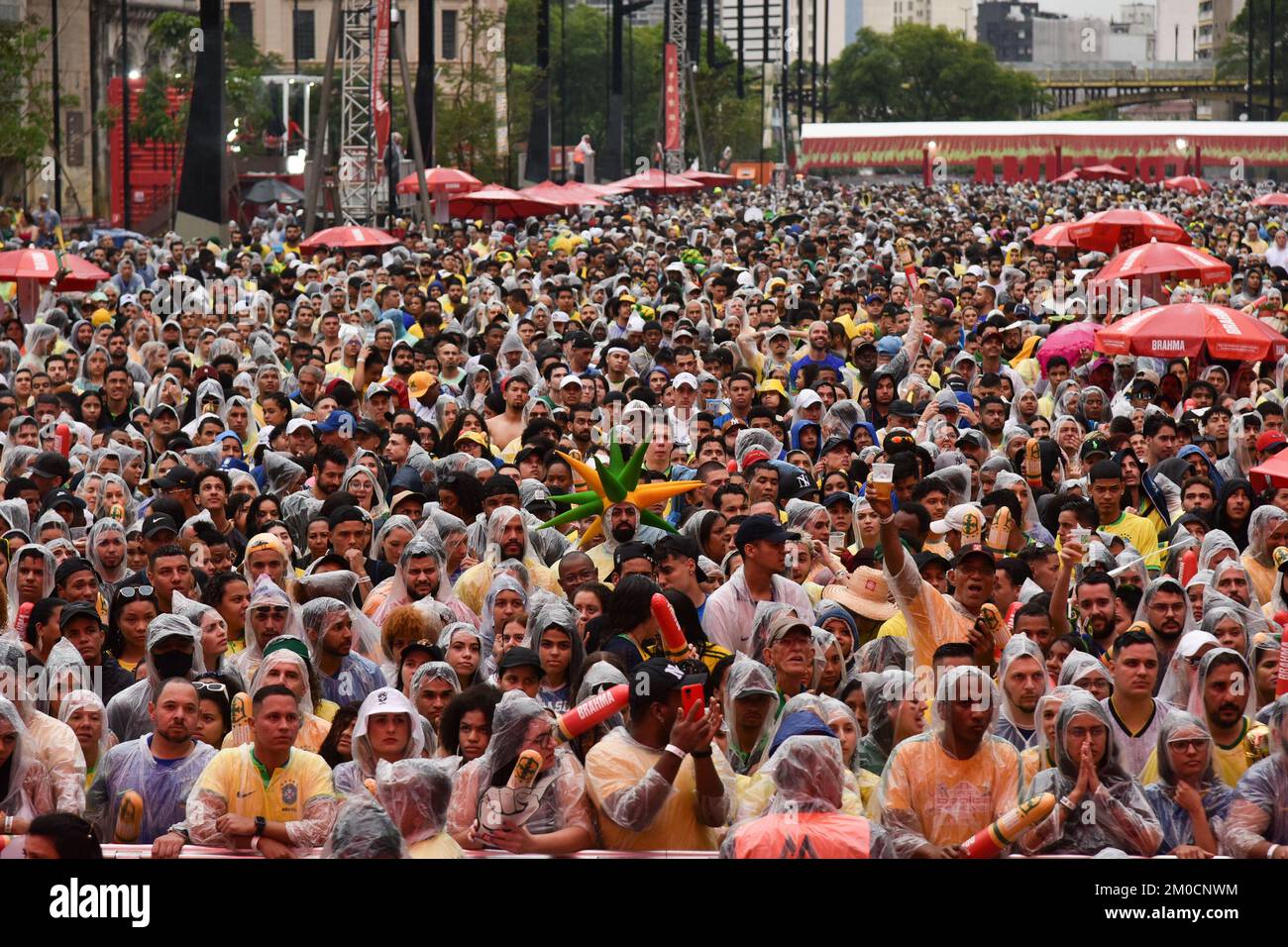 São PAULO, SP - 05.12.2022: TORCEDORES ACOMPANHAM O JOGO DO BRASIL SP - Fans verfolgen das Spiel zwischen Brasilien und Südkorea in der 16. Runde der Fußball-Weltmeisterschaft Katar 2022 auf einem großen Bildschirm in Vale do Anhangabaú, São Paulo. Die offizielle Struktur des FIFA (Fan Fest) wurde mit einer Kapazität für bis zu 25 Personen eingerichtet, wobei am Montag (5) Künstler vor und nach den Spielen vorgestellt werden. (Foto: Roberto Casimiro/Fotoarena) Stockfoto