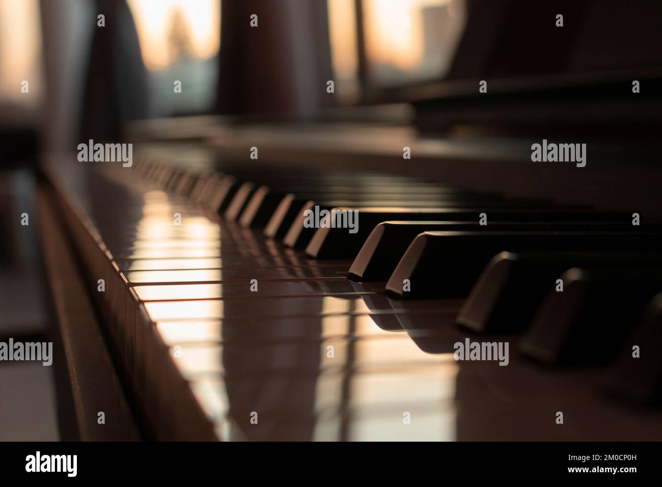 Nahaufnahme einer elektronischen Tastatur bei Sonnenuntergang. Konzept des Komponierens und Lernens von Musik. Speicherplatz kopieren. Stockfoto