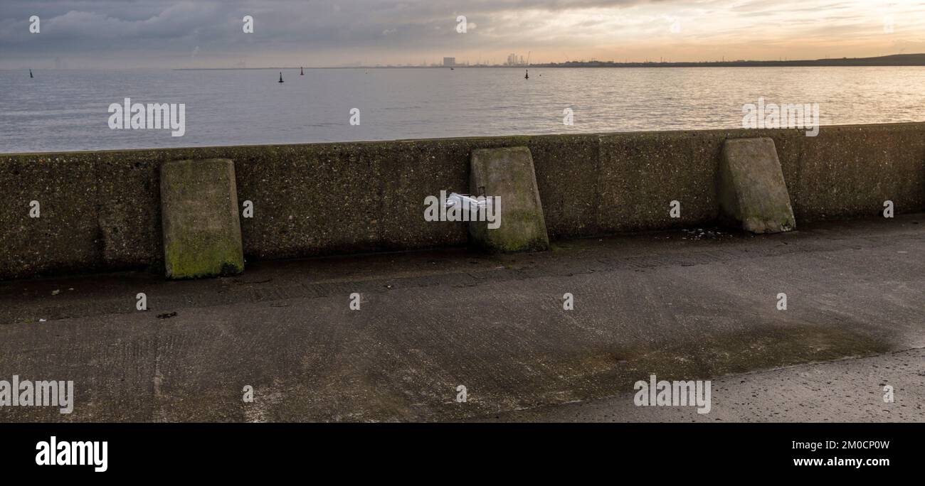 Eine DJI Mini 3 Pro Drohne schwebt über dem Pier in Hartlepool, England, Großbritannien Stockfoto