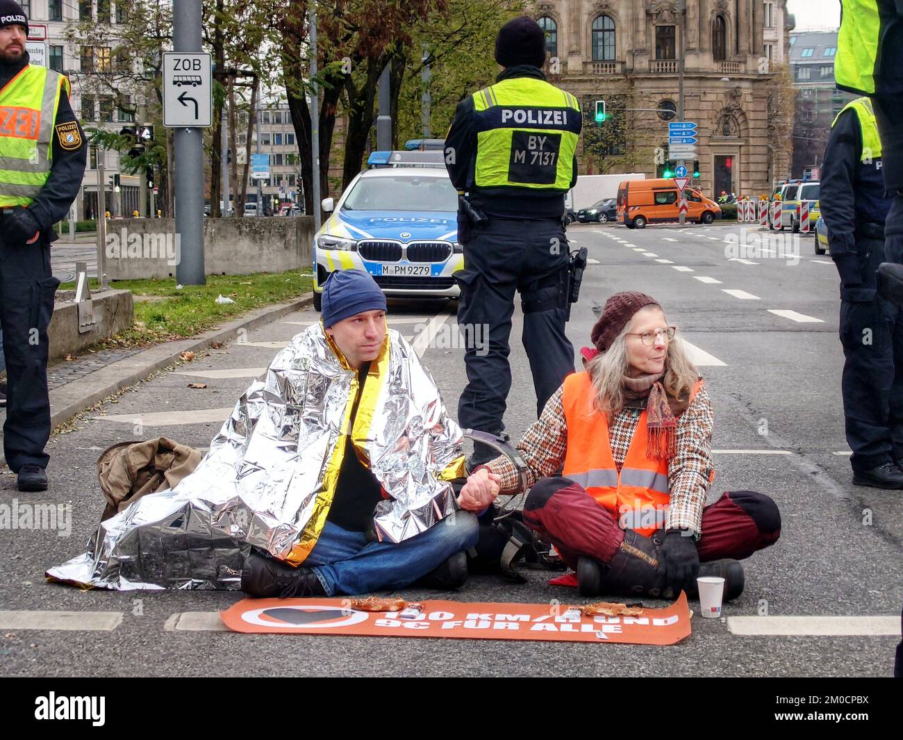 München, Bayern, Deutschland. 5.. Dezember 2022. Die Münchner Polizei am Karlsplatz, wo Letzte Generation eine Aktion ankündigte. Die letzte Generation hat ursprünglich massive Kritik an ihren Protestmethoden geübt, aber vor kurzem hat die Polizei das umstrittene Polizeiaufgabengesetz (Police Assignment Law) angewendet, das es weitreichenden Mächten erlaubt, Personen vor einem Verbrechen festzunehmen. Ã‚Â Neben den CSU- und CDU-Mitgliedern, die die Gruppe mit der terroristischen RAF-Gruppe vergleichen und die Union angeblich wieder eine Politik des Hasses und der Angst einsetzt, hat sich der dialog weitgehend gegen die Union gewandt und Fragen nach Grundrechten aufgeworfen Stockfoto