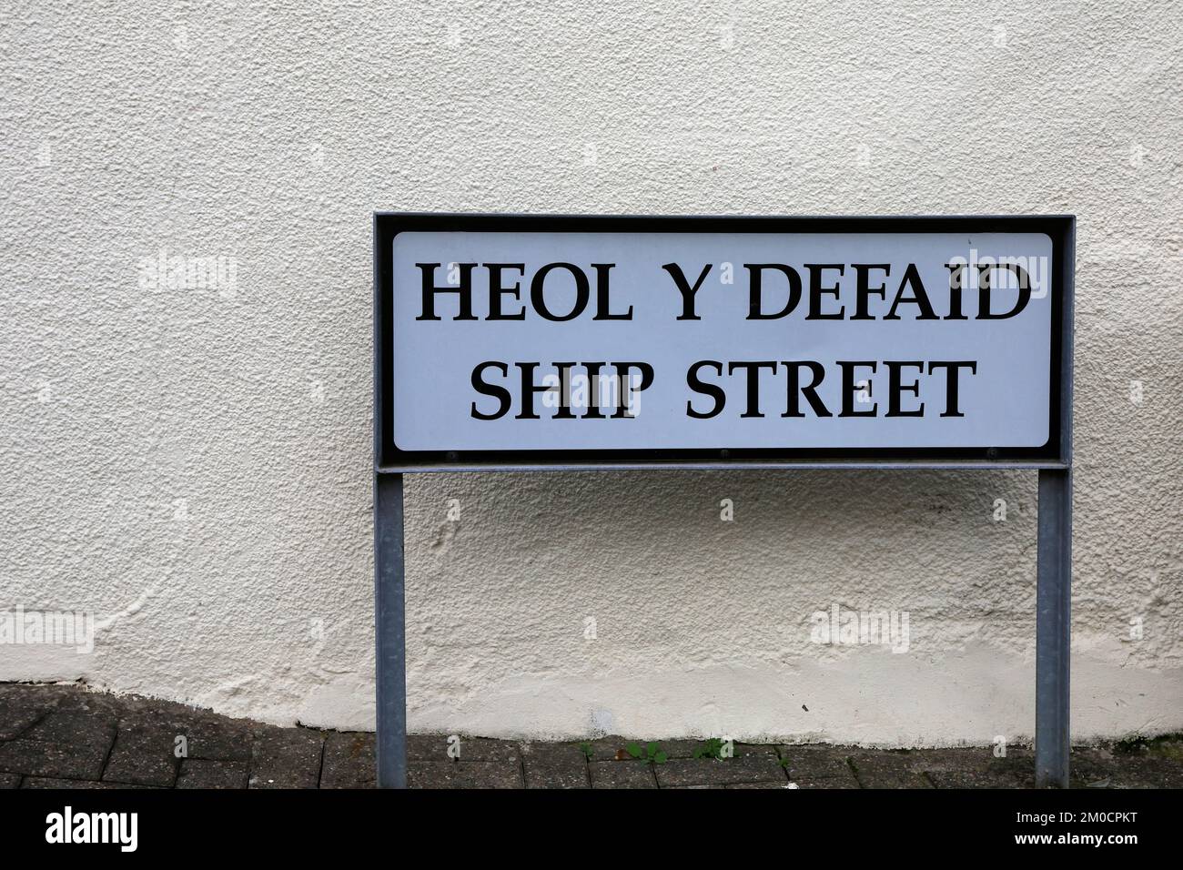 Heol y Defaid - übersetzt als Ship Street, nicht Sheep Street, Brecon, Powys, Wales, UK. Dezember 2022. Im Winter. Stockfoto