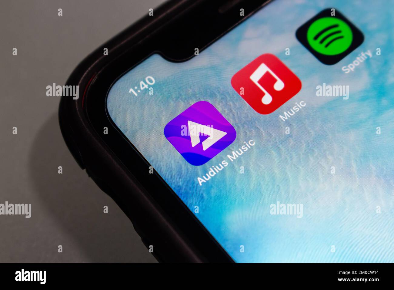 Symbole für Audius Music, Apple Music, Spotify App auf einem iPhone. Audius ist eine Blockchain-basierte Plattform für das Streamen und Teilen von Musik in dezentraler Weise Stockfoto