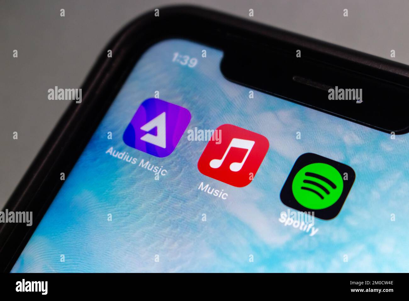 Symbole für Audius Music, Apple Music, Spotify App auf einem iPhone. Audius ist eine Blockchain-basierte Plattform für das Streamen und Teilen von Musik in dezentraler Weise Stockfoto