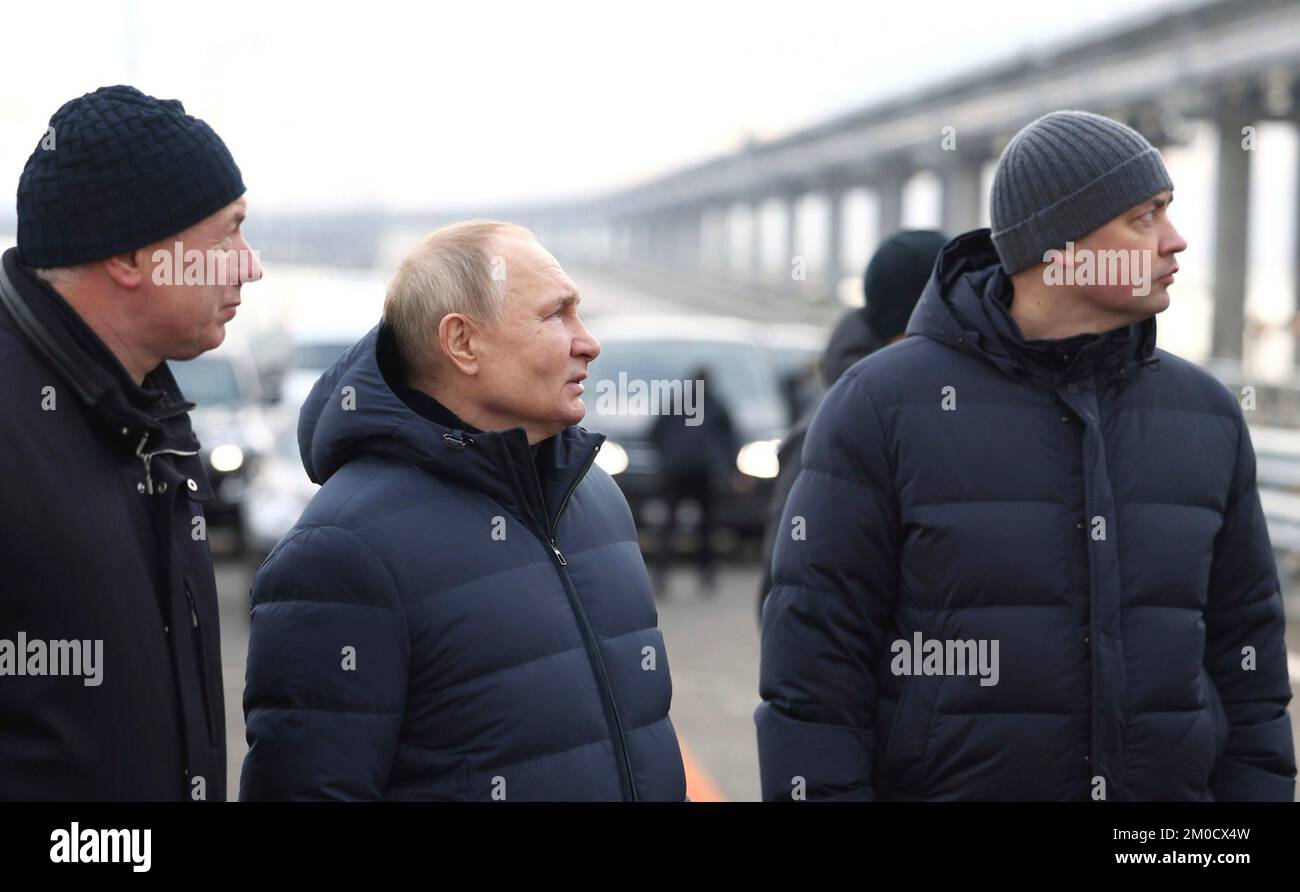 Kerch Straits, Russland. 05.. Dezember 2022. Russischer Präsident Wladimir Putin, Zentrum, während eines Besuchs der Brücke über die Straße von Kerch, die das russische Festland mit der Halbinsel Krim verbindet, am 5. Dezember 2022 in Kerch, Russland. Von links nach rechts stehen: Stellvertretender Ministerpräsident Marat Khusnullin, Präsident Wladimir Putin, Chefingenieurin der Bundesstraßenagentur Nikita Chrapov. Kredit: Mikhail Metzel/Kreml Pool/Alamy Live News Stockfoto