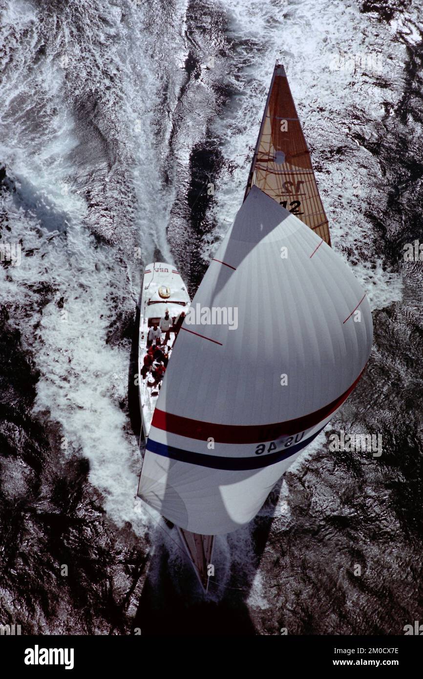 AJAXNETPHOTO. 1986. FREMANTLE, AUSTRALIEN. - AMERICA'S CUP - 12M CHALLENGER AMERICA II ÜBERSPRUNGEN VON JOHN KOLIUS (USA). AMERICA'S CUP CHALLENGER; LOUIS VUITTON CUP; ELIMINIERUNGSVERSUCHE. FOTO: JONATHAN EASTLAND/AJAX REF:1321091 628 Stockfoto